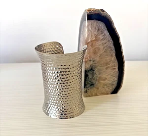 Silberfarbenes 4" gehämmertes übergroßes breites Manschettenarmband Boho Brutalist - Bild 1 von 5