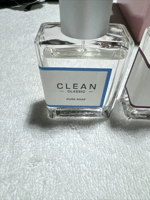 Paquete de perfume clásico limpio Foto 1 de 2