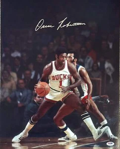 Oscar Robertson Autographed 16x20 Basketball Photo (PSA) - Picture 1 of 1
