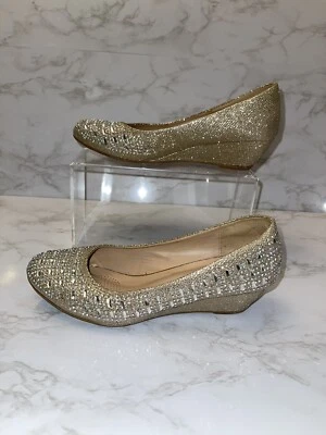 Vestido de fiesta Forever para mujer de tacón bajo con cuña punta cerrada talla 7 dorado usado un par de veces Foto 1 de 4