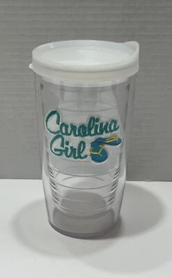 Chinelos bordados Tervis Tumbler Carolina Girl tampa branca 16 oz - Imagem 1 de 4