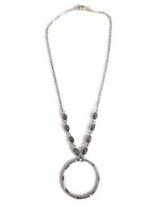 Damen zierliche gehämmerte silberfarbene Scheibe grau Kette Boho Statement Halskette - Bild 1 von 3
