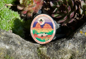 VINTAGE ENAMEL AUTOMOBILE CAR PIN / BUTTON # PORSCHE 356 SEDONA ARIZONA 2009 - Foto 1 di 2
