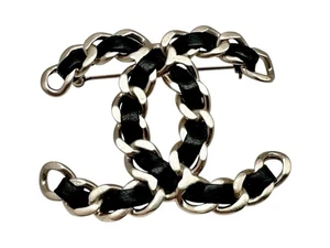 Broche Chanel Cuero Dorado Claro Raro CC Joyería Prendedor Accesorios - Imagen 1 de 4