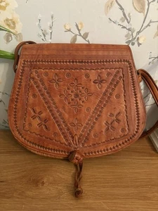 Vintage Tan Brown Leather Hand Tooled Embossed Shoulder Satchel Saddle Bag. Vgc - Picture 1 of 13