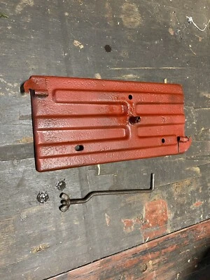 1957 CADILLAC ORIGINAL USED BATTERY TRAY W/ TIE HOLD DOWN BOLT - Imagem 1 de 4
