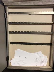 Pottery Barn Livingston Pared Seguro Espejo Joyería Organizador Almacenamiento Madera Hierro NUEVO - Imagen 1 de 3