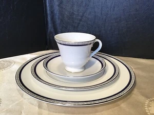 WEDGWOOD SEVILLA 4-TEILIGES GEDECK NEU Speise- & Salatteller, Tasse & Untertasse - Bild 1 von 5