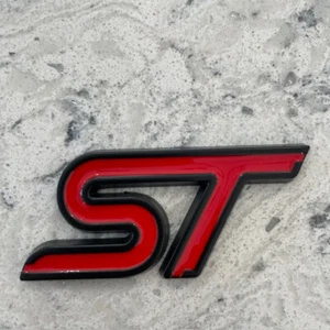 ST Insignia Trasera Ford Fiesta Focus Puma Mondeo 3d Metal con ROJO y NEGRO - Imagen 1 de 2
