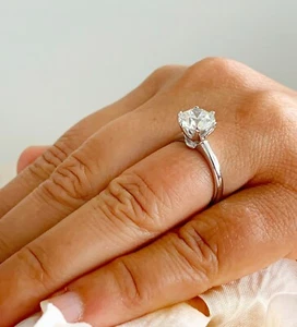 Anello di fidanzamento certificato IGI oro bianco massiccio 14 kt taglio tondo diamante 2,00 ctw - Foto 1 di 13