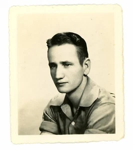 Clásicamente guapo hombre en retrato formal foto encontrada instantánea vintage  - Imagen 1 de 3