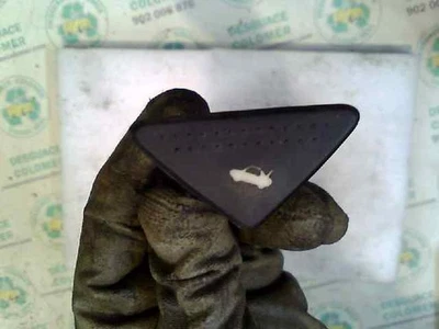 BOUTON DE HAYON POUR FORD FOCUS TURNIER CAK 1.8 TDDI TURBODIESEL CAT 2 2868323 - Photo 1/4