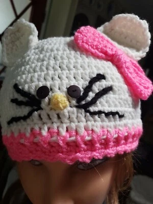 Sombrero HELLO KITTY, hecho a mano, ganchillo, blanco con ribete rosa, con 20"x8 3/4", $19,00 Foto 1 de 4