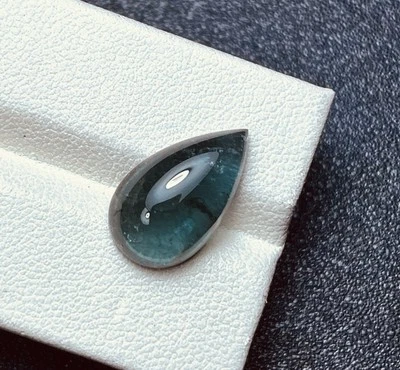 Maravilloso cabujón de turmalina con rodamiento de cobre azul 100 % natural de 7,67 quilates Foto 1 de 4