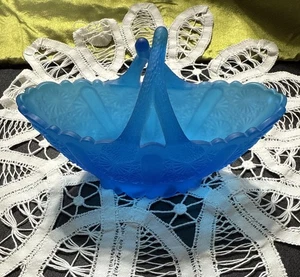 Vintage Fenton saphirblau Milchglas Gänseblümchen & Knopf Korb geteilte Zweiggriffe - Bild 1 von 8