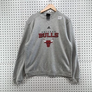 Chicago Bulls Crewneck Sweatshirt Adidas Center Logo Adult Small Fits 22X27 - Picture 1 of 14