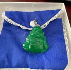 PICCOLO CIONDOLO BUDDHA IN MARMO VERDE POSSIBILMENTE GIADA - Foto 1 di 7