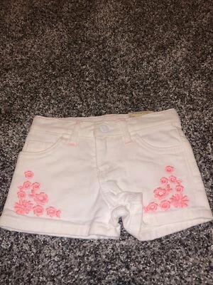 NUEVO CON ETIQUETAS - Pantalones cortos blancos para niñas, Arizona Jean Co., con flores rosas, 18-24 meses Foto 1 de 4