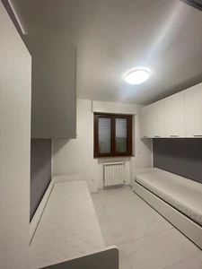 mobili cameretta due letti singoli con materasso e due armadi a muro orizzontali - Foto 1 di 3