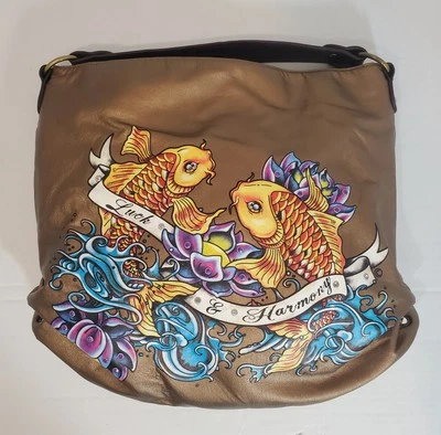 Koi peces y lirios de agua en una hermosa bolsa de color dorado●Excelente estado pre-amado.🚭 Foto 1 de 4