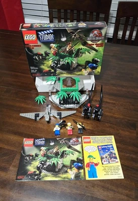 Conjunto LEGO Studios 1370 - Raptor Rumble Studio quase completo com caixa e instruções - Imagem 1 de 3