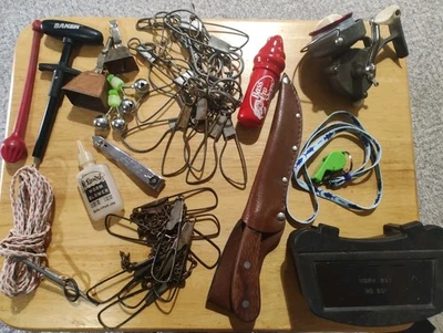 #642 Artículos de pesca vintage - fondo de la caja de aparejos surtido Foto 1 de 4