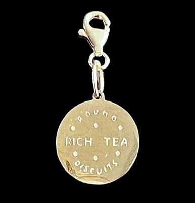 Rich Tea Biscuit Charm Chapado en Oro 18ct Dije Plata de Ley 925 Cierre en Caja Foto 1 de 4