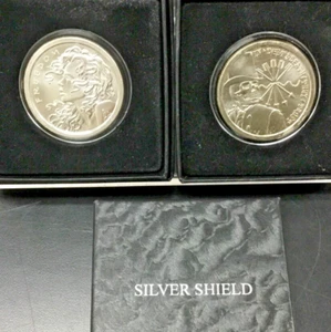 JUEGO ESCUDO PLATA 2012 EN DEUDA Y MUERTE CONFÍAN + 2013 FREEDOM GIRL en CAJA - Imagen 1 de 8