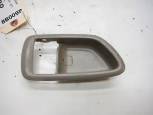 2005 TOYOTA SEQUOIA LIMITED A/T PASSENGER REAR INTERIOR DOOR HANDLE SHROUD OEM - Foto 1 di 8