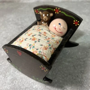 Vintage 1950er Pennsylvania Dutch zwinkerndes Baby & Bär in einer Wiege handbemalt - Bild 1 von 6