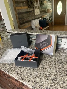 2021 Ford Mach 1 Owners Welcome Kit Mach 1 Getriebe Gear Display Stand - Bild 1 von 7