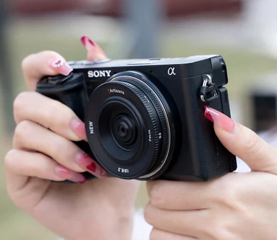 Sony Digital Fit 18mm f/6.3 Weitwinkel APS-C Pancake Objektiv für ALPHA, NEX Kameras - Bild 1 von 4