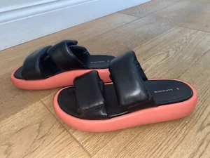 MAKRIS BLACK AND DARK PINK LOW WEDGE LEATHER SLIP ON SANDALS SIZE EUR 40 - UK 7 - Picture 1 of 4