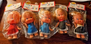 5 Vintage süße Susie Puppen 1960er, Taiwan Gummi Gesicht Kunststoff Körper Orig Kleider, 5" - Bild 1 von 1