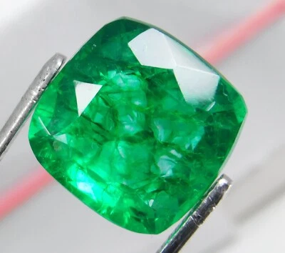 Certified 10.10 Ct Natural Radiant Shape Colombian Green Emerald Loose Gemstone - Image 1 of 4