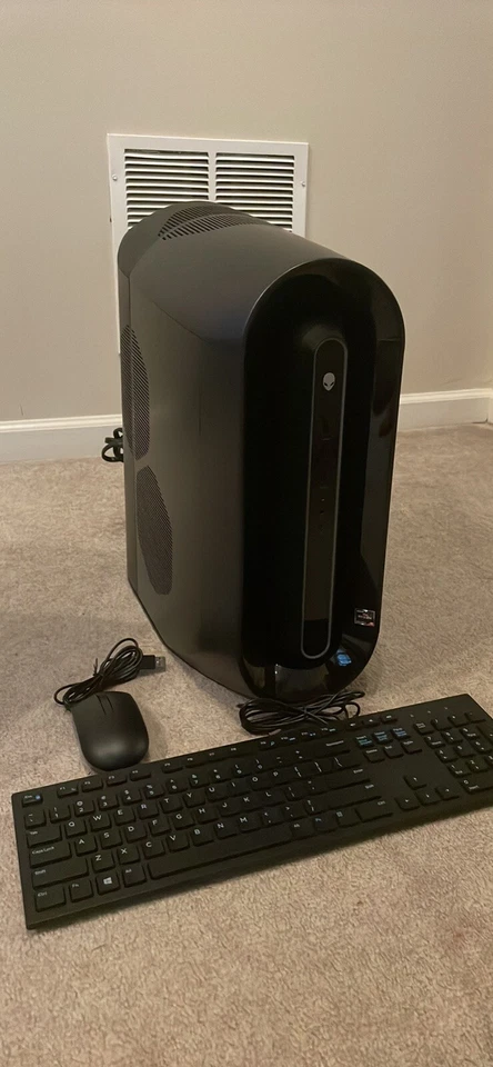 Alienware Aurora Ryzen Edition R10 - RTX 3090 - Ryzen 5600X - 8 GB Ram - 1 TB - Image 1 of 1