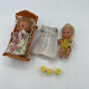 (2) VINTAGE MATTEL SUNSHINE FAMILY BABY PUPPEN KLEIDUNG WIEGE FLASCHEN - Bild 1 von 5
