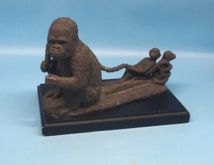 Estatua de gorilas de hierro fundido vintage con soporte para tarjetas de visita base de madera - Imagen 1 de 8