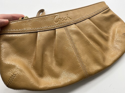 Borsa a mano Coach da polso in pelle verniciata marrone chiaro