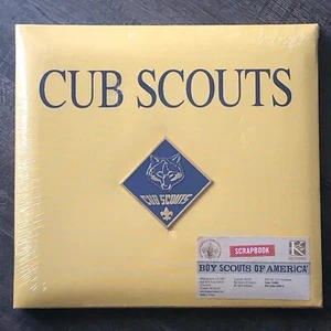 Album di ritagli Cub Scouts giallo/blu nuovo e sigillato - ricordi d'infanzia 12x12 nuovo con scatola - Foto 1 di 2