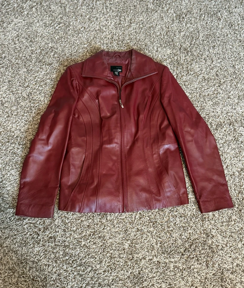 Chaqueta de cuero genuino roja East 5th para mujer con cremallera frontal pequeña pequeña Foto 1 de 4