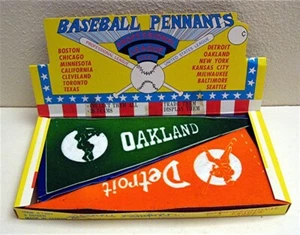 Mini banderín de béisbol 36 en caja de exhibición amarilla original sin usar stock antiguo de tienda - Imagen 1 de 5