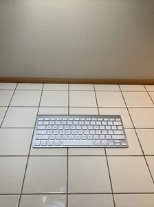 Original Apple Wireless Bluetooth Tastatur A1314 verwendet AA Batterien - Bild 1 von 7