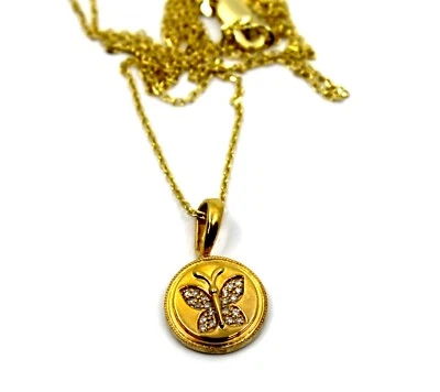 Collar colgante redondo de mariposa de diamantes delicados de oro amarillo macizo de 14K Foto 1 de 4