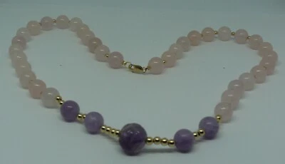 Collar de cuarzo rosa y amatista clara con cuentas rellenas de oro de 14k y bloqueo de langosta Foto 1 de 4