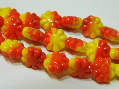 Cuentas de flores de vidrio prensado checo de 9 mm - rojo lava y amarillo profundo combinadas Foto 1 de 4