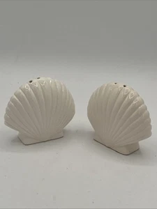 Vintage weiße Muschel Salz und Pfefferstreuer Hergestellt in Taiwan Frans Smaragd Insel - Bild 1 von 7