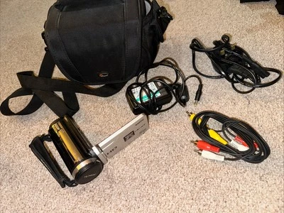 Sanyo Xacti HD CAMCORDER VPC-TH1 30x Zoom Video Camera & LOWEPRO Bag Festival - Image 1 of 4