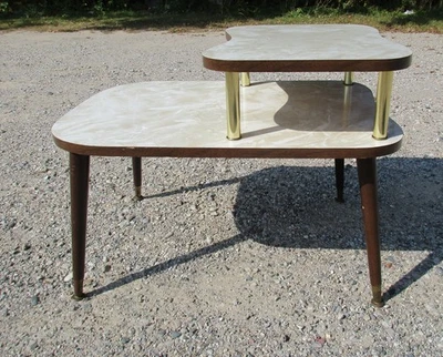 Mesa auxiliar vintage MCM blanca jaspeada Formica de dos niveles, moderna de mediados de siglo Foto 1 de 4