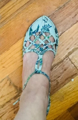 Irregular Choice 绿色/蓝色花卉设计皮革中跟绑带鞋。欧盟:40 — 第 1/4 张图片